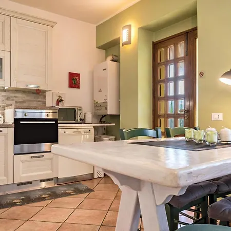 Tinas Yellow Apartment