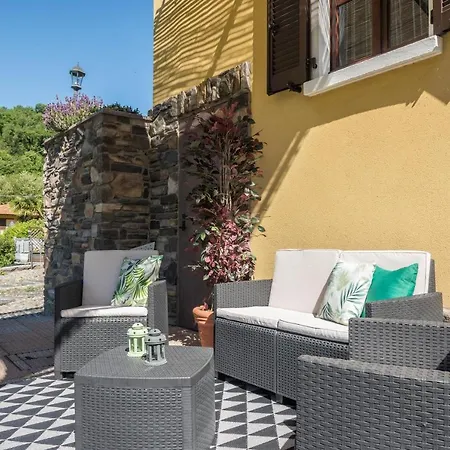 Tinas Yellow Apartman *